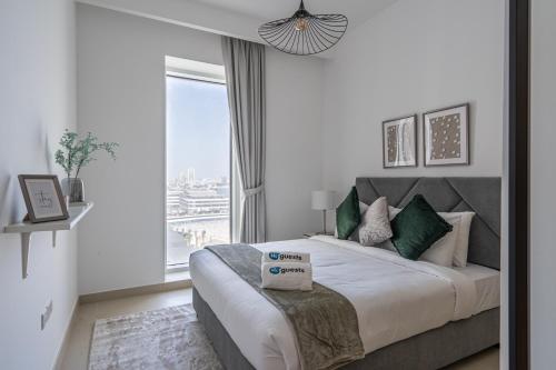 HiGuests - Artistic Apt with Balcony Overlooking Dubai Canal客房内的一张或多张床位