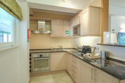 拉戈斯Casa Monte Cristo Apartments - Lime的厨房配有木制橱柜和台面