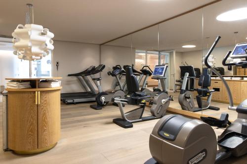 达沃斯AlpenGold Hotel Davos的健身房设有跑步机和椭圆机