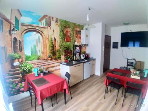 SuelloCornizzolo bed breakfast的厨房以及墙上画作的用餐室
