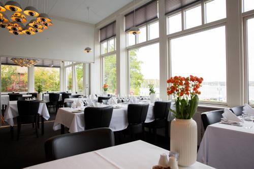 斯文堡图恩斯酒店的用餐室设有桌椅和窗户。