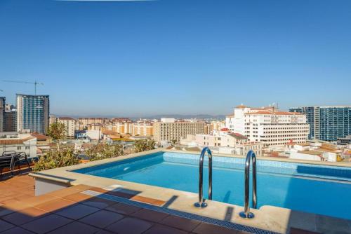 直布罗陀Gibraltar Central Suites的市景游泳池
