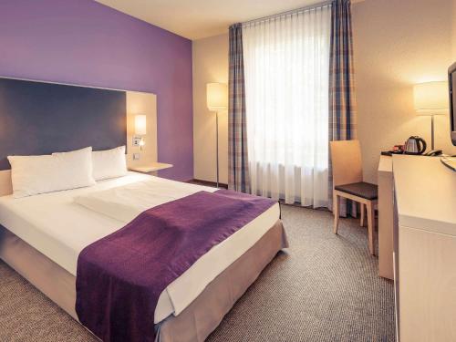 柏林柏林市西美居酒店的一间设有大床和窗户的酒店客房
