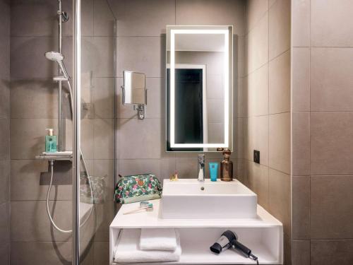 诺沃特巴黎瓦基拉德巴纳斯峰酒店的一间浴室
