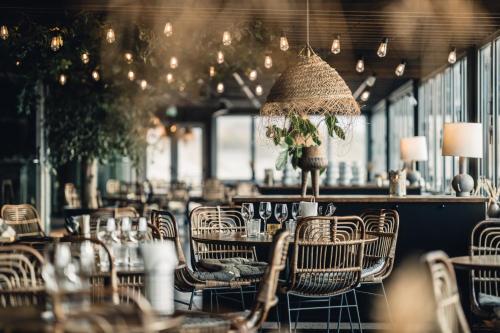 法尔肯贝里海洋酒店的一间空餐厅,配有桌椅和灯