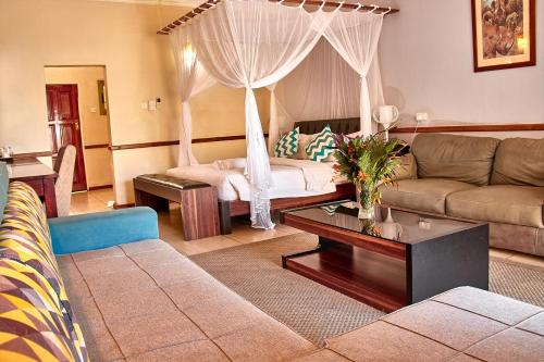 希亚丰加卡里巴湖酒店的客厅配有沙发和1张床