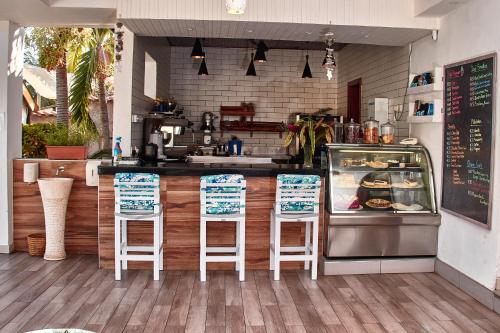 希亚丰加卡里巴湖酒店的餐厅柜台的厨房配有两张凳子