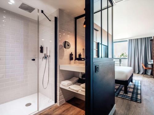 卡斯泰尔诺达里ibis Styles Castelnaudary的带淋浴的浴室和客房内的一张床