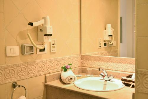 Sīdī ‘Abd ar RaḩmānAura Resort Sidi Abd El Rahman El Alamein的一间带水槽和镜子的浴室