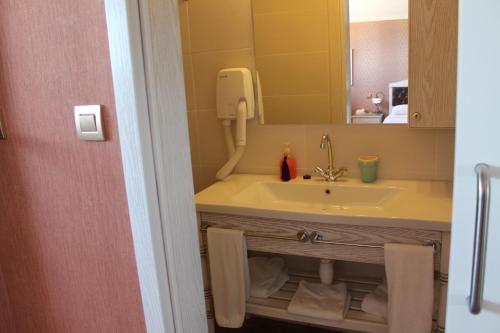 凯里尼亚Bella View Art Boutique Hotel的一间带水槽和镜子的浴室