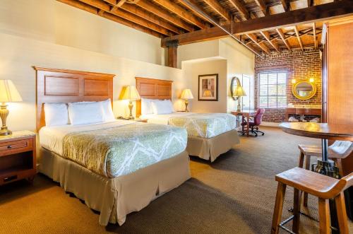 PulaskiJackson Park Inn, Ascend Hotel Collection的酒店客房设有两张床和一张桌子。