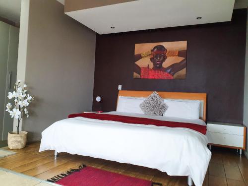 约翰内斯堡Franklin Luxury Apartment的一间卧室配有一张壁画床