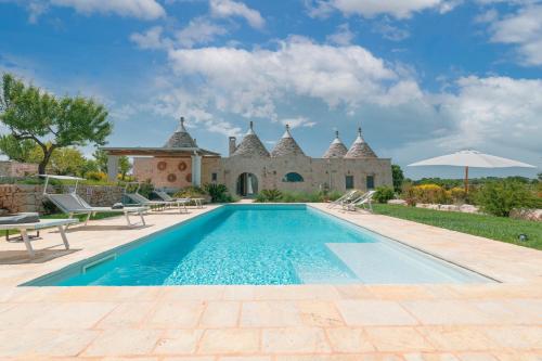 奥斯图尼Trulli Gianpaolo - Luxury Villa的享有带游泳池的别墅的外部景致