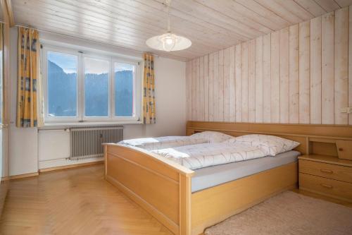 比曹Wohnung Kanisfluhblick的一间带床的卧室,位于带窗户的房间内