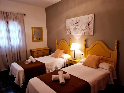 阿古洛Viviendas Vacacionales Escuela的酒店客房,配有两张带弓的床铺