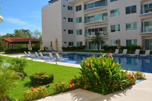 伊斯塔帕Hermoso y confortable departamento.的一座带游泳池和大楼的酒店