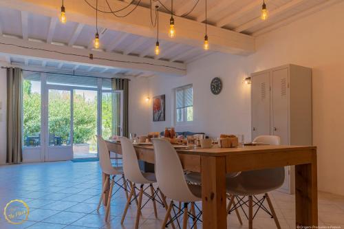 帕拉杜莱斯加里奎斯德拉山谷酒店的用餐室配有大型木桌和椅子