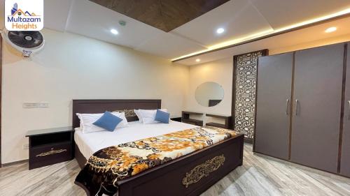 拉合尔Multazam Heights, DHA Phase 8 - Three Bedrooms Family Apartments的一间卧室,卧室内配有一张大床