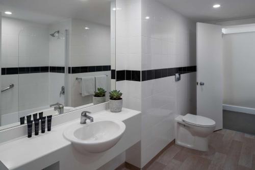 皇后镇Rydges Lakeland Resort Queenstown的白色的浴室设有水槽和卫生间。