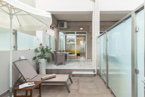 卡拉马基斯瓦克公寓式酒店的客厅配有沙发和桌子