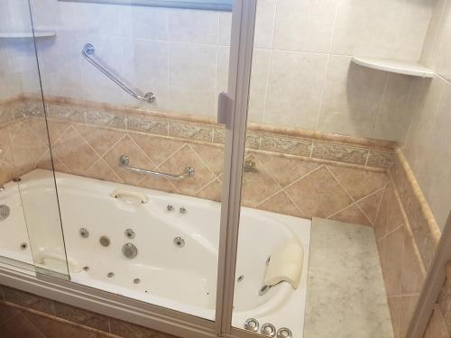 富内斯La Deolinda的一间带玻璃淋浴间和浴缸的浴室