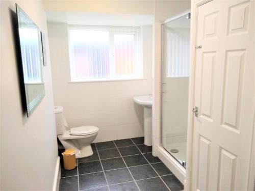 圣海伦斯Modern comfy 2-Bedroom flat in St Helens的一间带卫生间和水槽的浴室