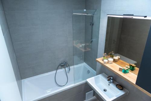 布拉索夫Apart B&V的带浴缸、水槽和淋浴的浴室