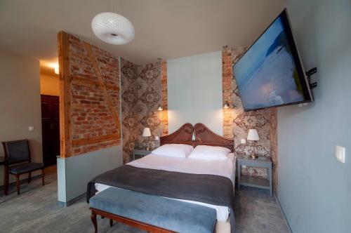 米兹多洛杰Monaco Ville的一间卧室配有一张床和一台平面电视