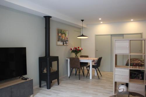法尔肯堡Appartement Dersaborg的客厅设有壁炉和餐桌。