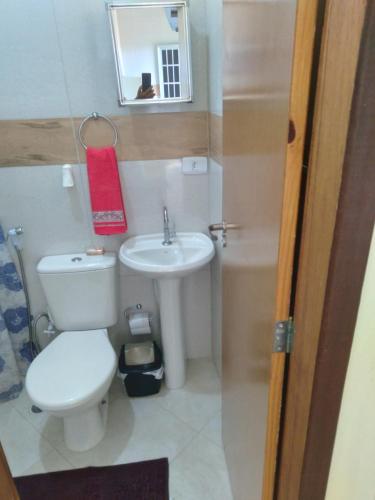 卡博迪圣阿戈斯蒂尼奥Kitnet 2,vista fantastica的一间带卫生间和水槽的小浴室