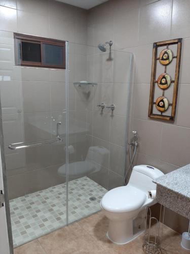 Los SantosBienvenidos a Guararé的浴室设有玻璃淋浴间和卫生间