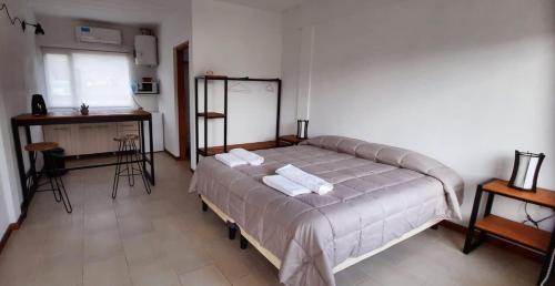 埃尔卡拉法特Tambo Aparts的一间卧室配有一张带两个枕头的床