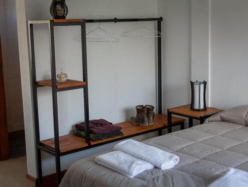 埃尔卡拉法特Tambo Aparts的一间设有床和鞋架的房间