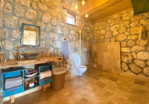 帕塔拉Shavilla Kalkan - Yalı ' da Korunaklı 1+1 Villa的石质浴室设有卫生间和水槽