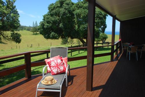 彭特派因Coast Norfolk Island的享有田野景致的甲板上的椅子