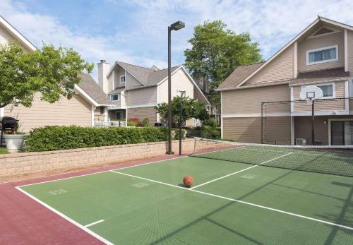 芝加哥圣托沙ES套房酒店 - 伦巴第内部或周边的网球和/或壁球设施