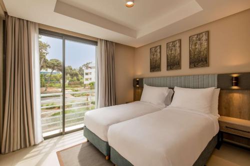 Radisson Blu Residences Al Hoceima客房内的一张或多张床位