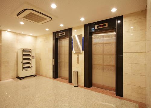 奈良奈良微笑酒店的大楼内带两部电梯的电梯大厅