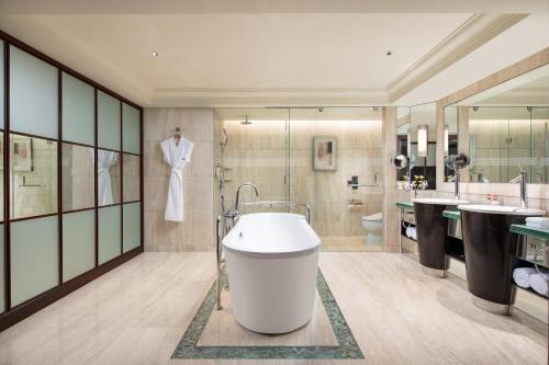 上海复旦皇冠假日酒店的一间浴室