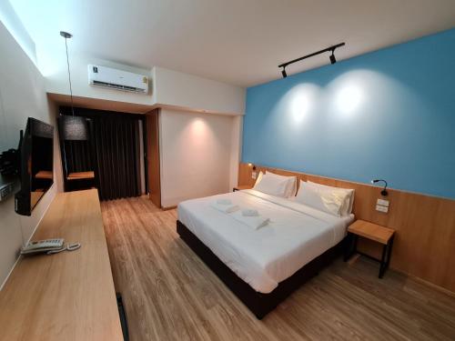 曼谷The Neuf@Ratchada的酒店客房,配有床和电视