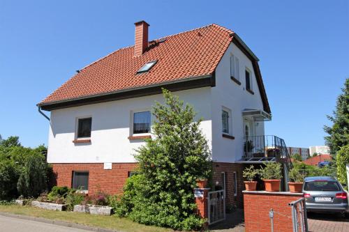 格拉尔-米里茨Ferienwohnung Graal Mueritz MOST 2301的白色房子,有红色屋顶