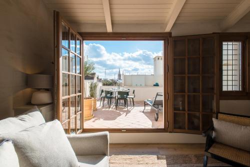塞维利亚Casa del Rey Sabio的客厅设有通往庭院的大玻璃门