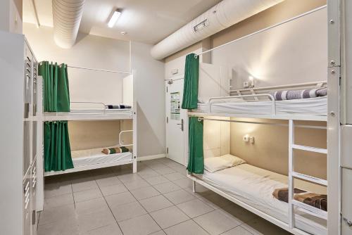 侯拉典范旅馆客房内的一张或多张双层床