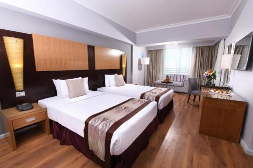 开罗托里普尔瓦多加拉开罗酒店的酒店客房带两张床和一个客厅