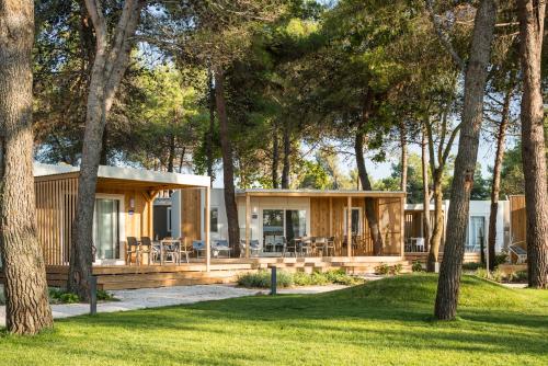 扎达尔Falkensteiner Premium Mobile Homes and Camping Zadar的树林中的小屋