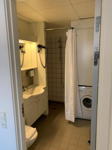 努克Nuuk Hotel Apartments by HHE的浴室配有卫生间、盥洗盆和洗衣机。