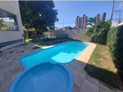 阿拉卡茹Lindo apartamento na Atalaia pertinho da praia的院子里的蓝色小游泳池