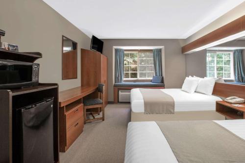 Gardendale温德姆花园米克罗酒店的酒店客房设有两张床和电视。