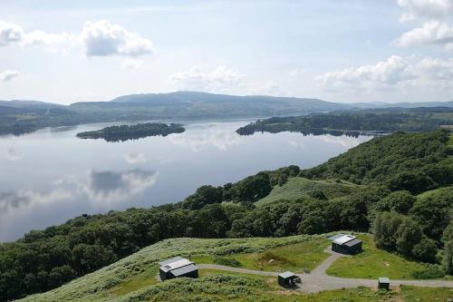 Loch AweOdhrán Lodge, St Conan's Escape: Home with a view的享有湖泊美景,设有2间小屋,位于山上