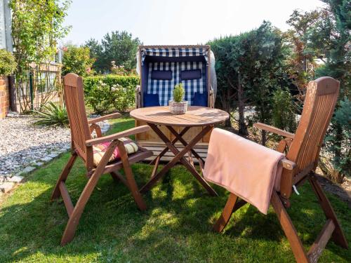 卑尔根Fewo Prey的院子里的一张木桌和两把椅子